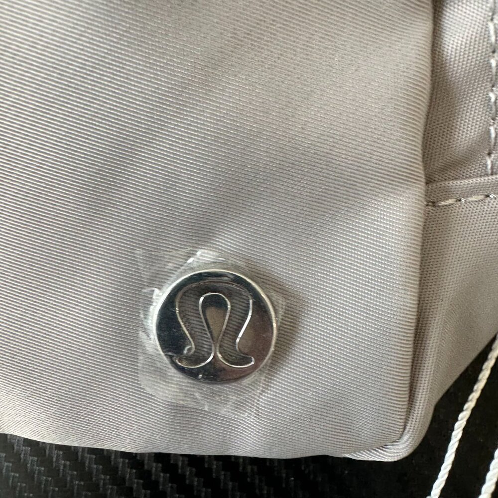 Belt Bag Lululemon 1L New w Tag. Silver - Picture 3 of 6